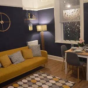  Apartment 9 Bed House