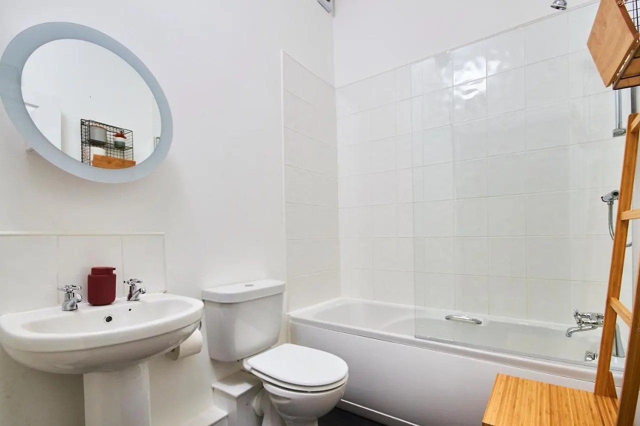Lovely Abode In Newcastle - Sleeps 4 - Ground Floor
